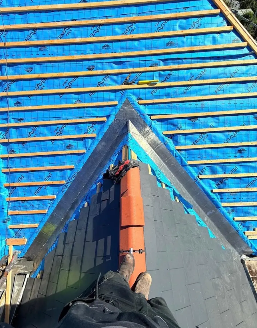 Dormer front in slate with a lead-dressed apron and blue membrane around it