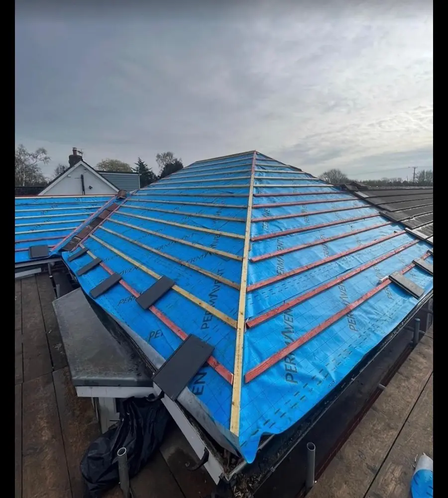 Bungalow hip roof in blue membrane and battens, ready for tiles
